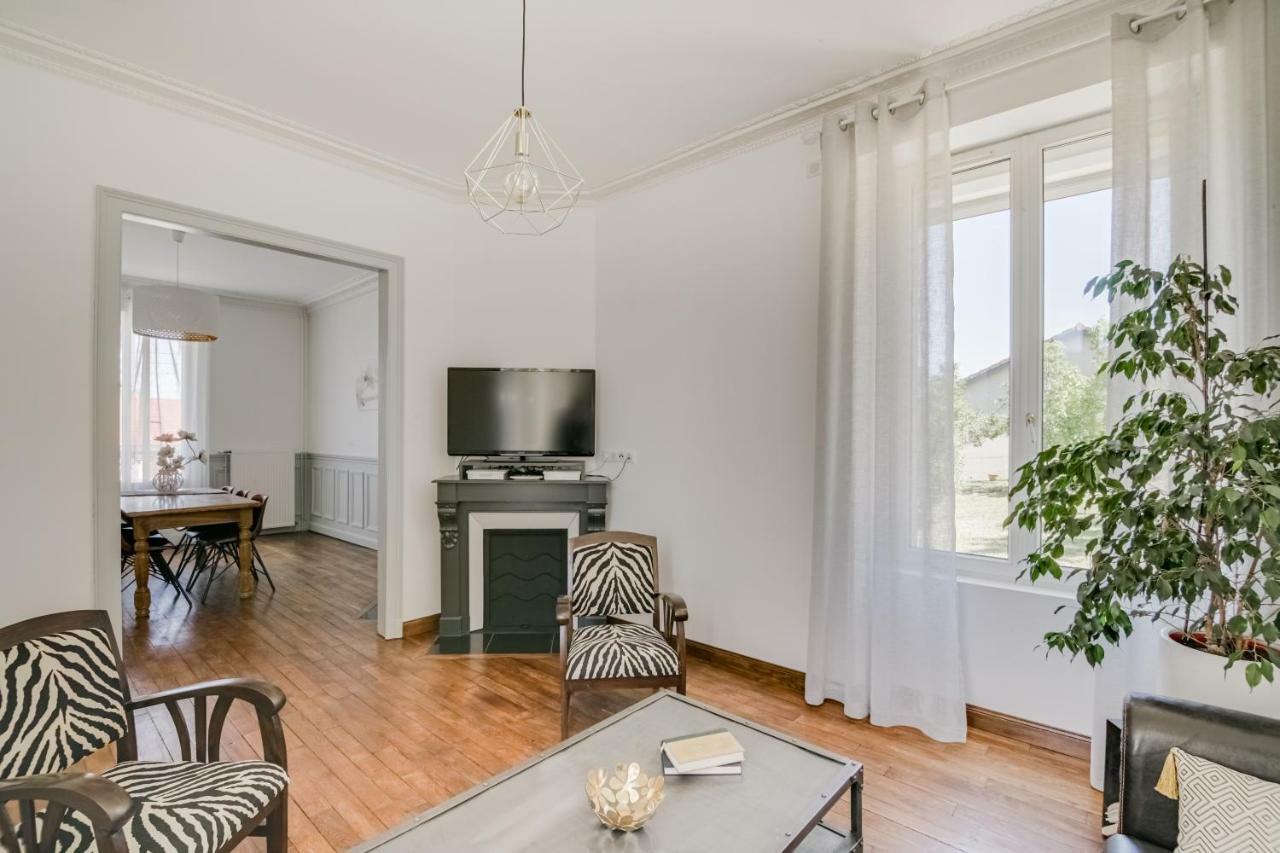 Maison Qui S'Y Frotte S'Y Pique Robert-Espagne Esterno foto